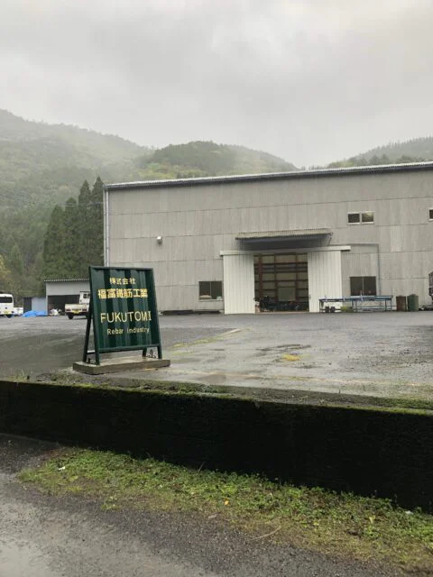 今日は生憎の雨なので室内加工場で作業します。